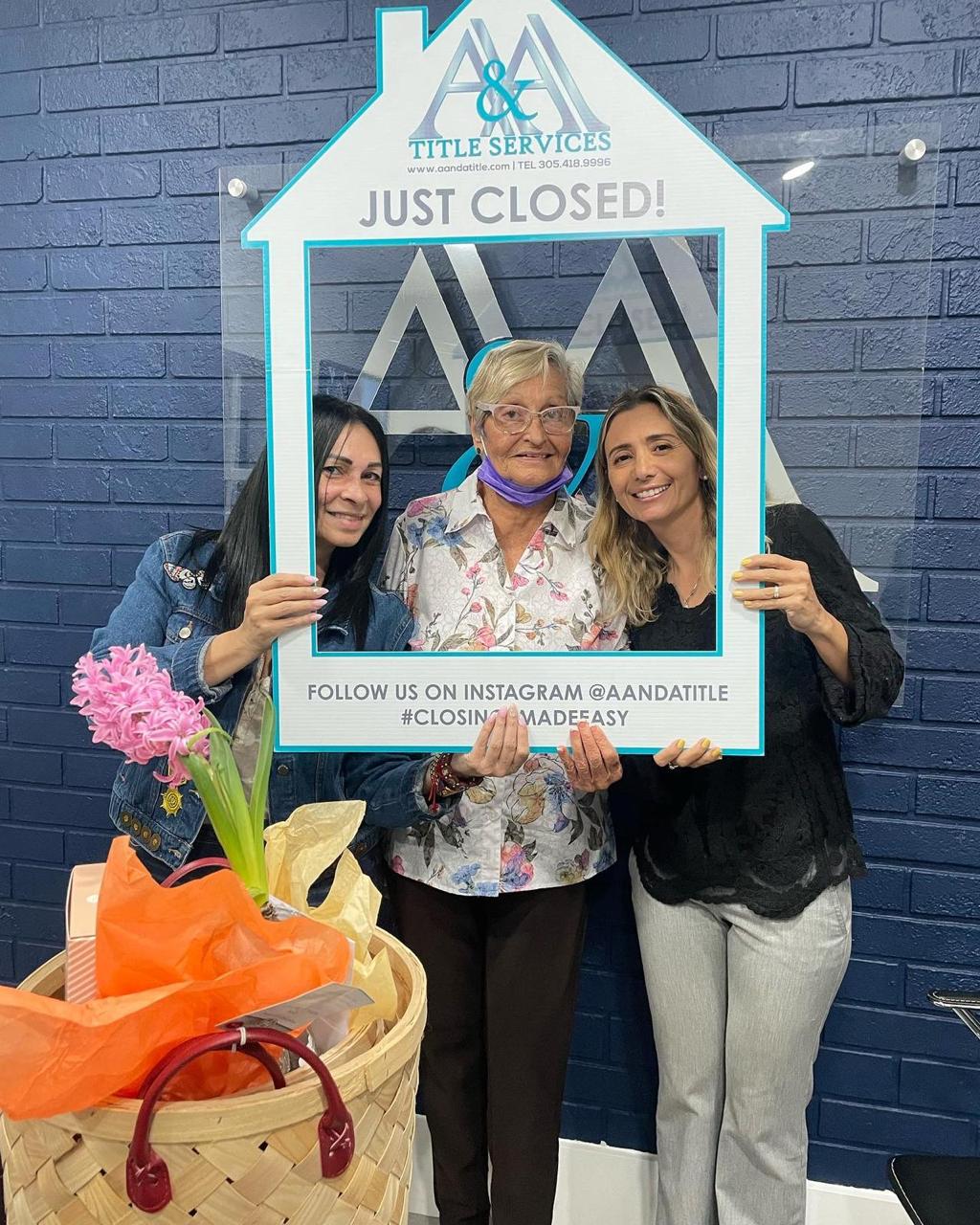 Clientas con marco Just Closed de A&A Title Services