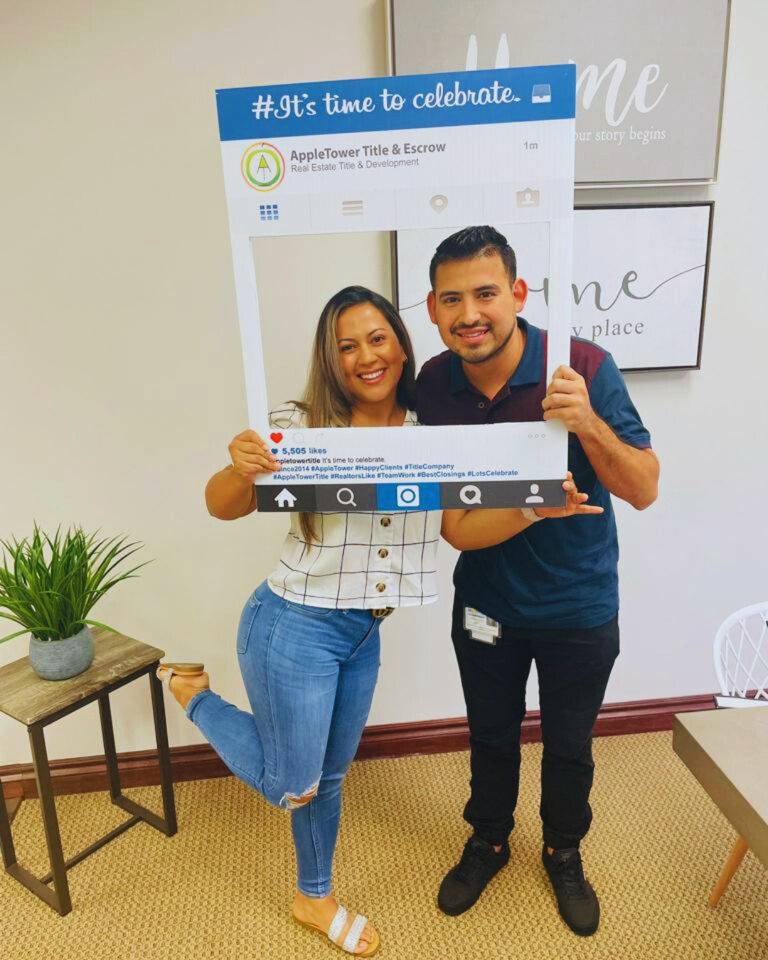 Clientes celebrando el cierre de su préstamo