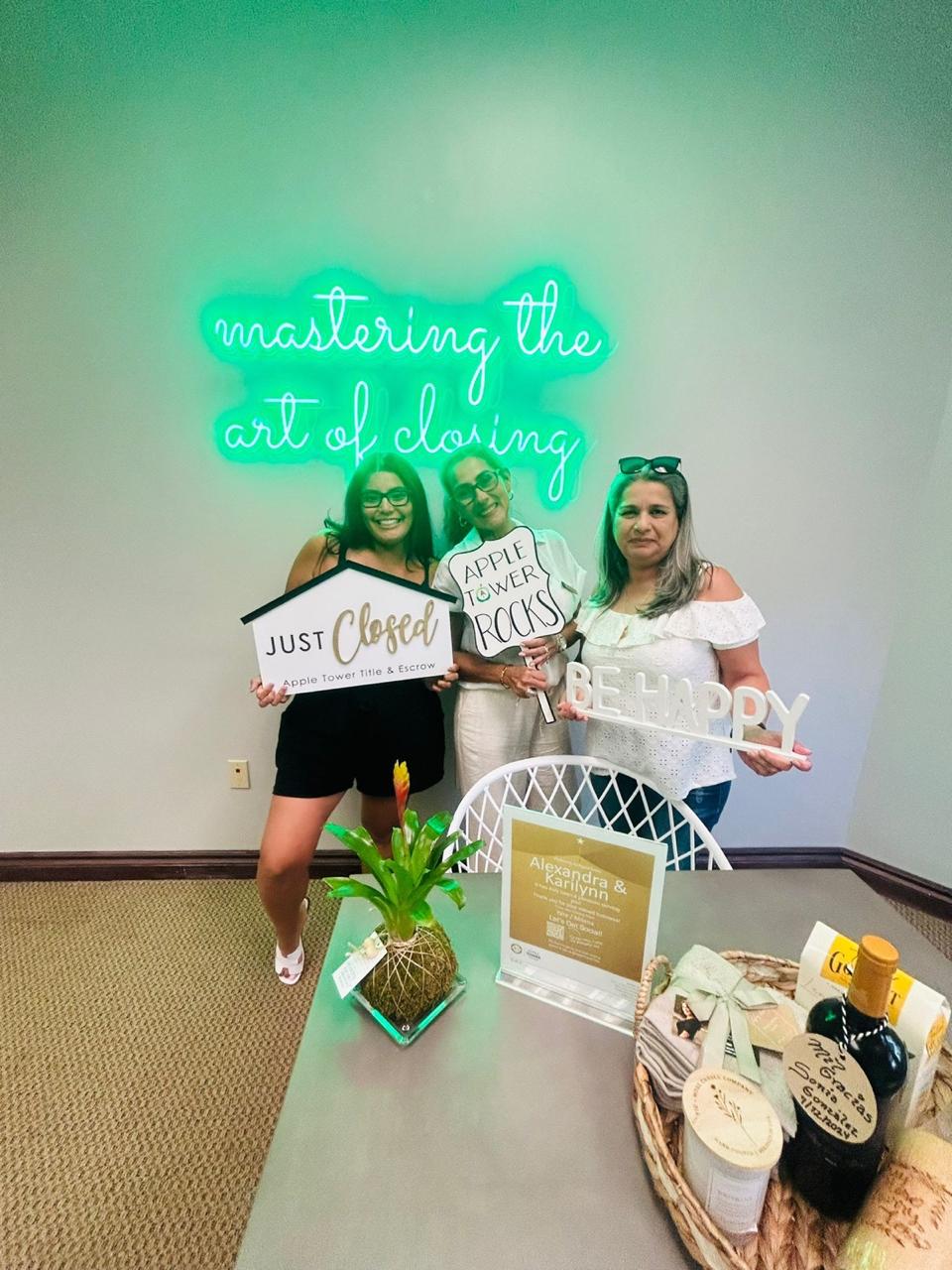 Clientas celebrando el cierre con carteles Just Closed
